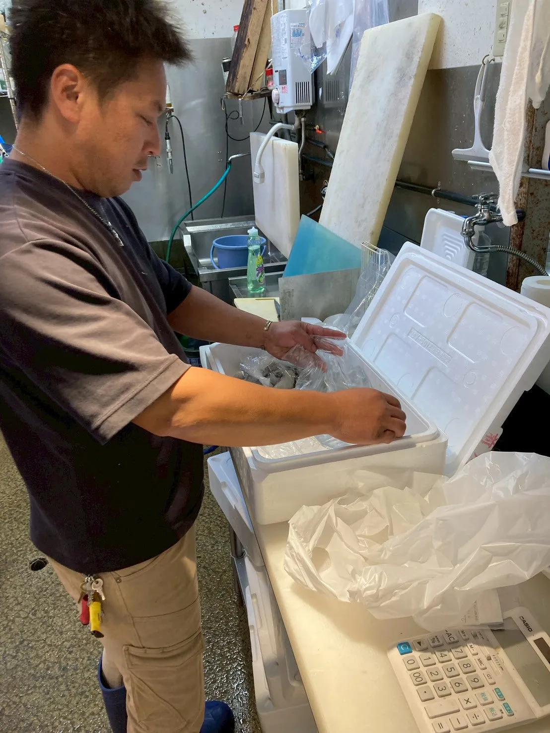 加工場で鮮魚の梱包作業を行うスタッフ