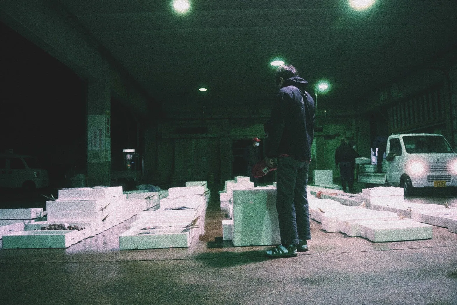 早朝の魚市場で出荷準備をするスタッフ